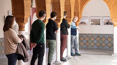 Menschen sehen sich die Changing Planet Foto-Ausstellung im Saal der Empfänge des Orientalisch-Islamischen Gartens in den Gärten der Welt an