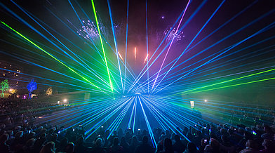 Blau-Grüne Laser-Show in der Open Air Arena in den Gärten der Welt