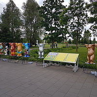 Buddy Bears stehen in den Gärten der Welt in Berlin