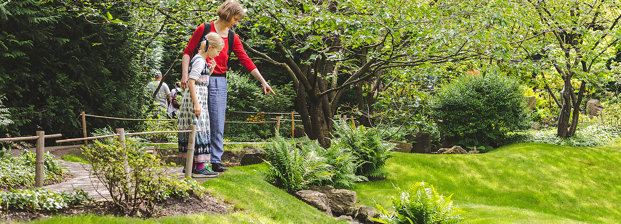 Mutter und Kind am Steinbach im Japanischen Garten in den Gärten der Welt