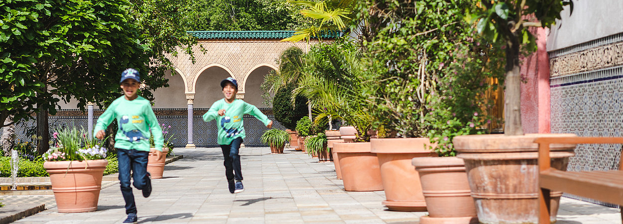 Zwei Jungs rennen im Orientalischen Garten