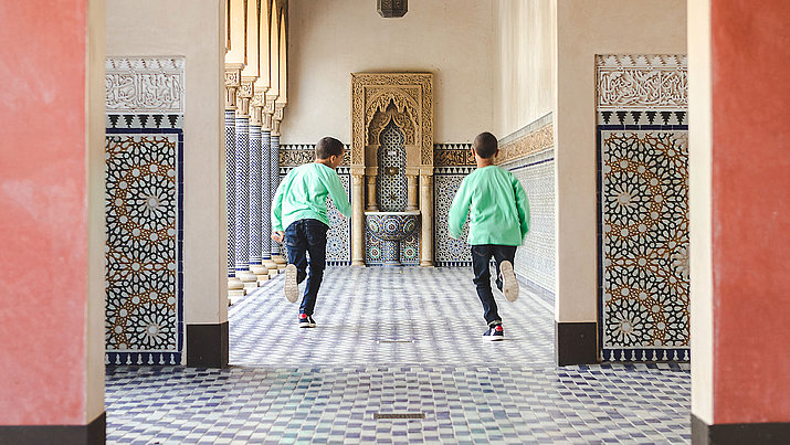 Zwillinge laufen durch den Orientalischen Garten in den Gärten der Welt