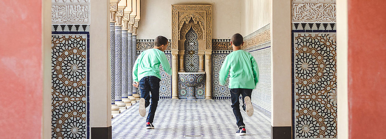 Zwillinge laufen durch den Orientalischen Garten in den Gärten der Welt