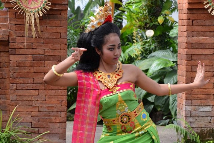 Eine balinesische Tänzerin im traditionellen, bunten Gewand