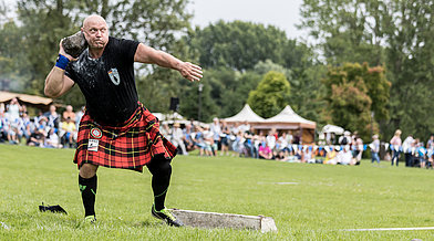 Schotte beim Steinstoß Wettbewerb während der Berliner HighlandGames in den Gärten der Welt