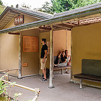 Sommer, drei Personen im Häuschen im Japanischen Garten