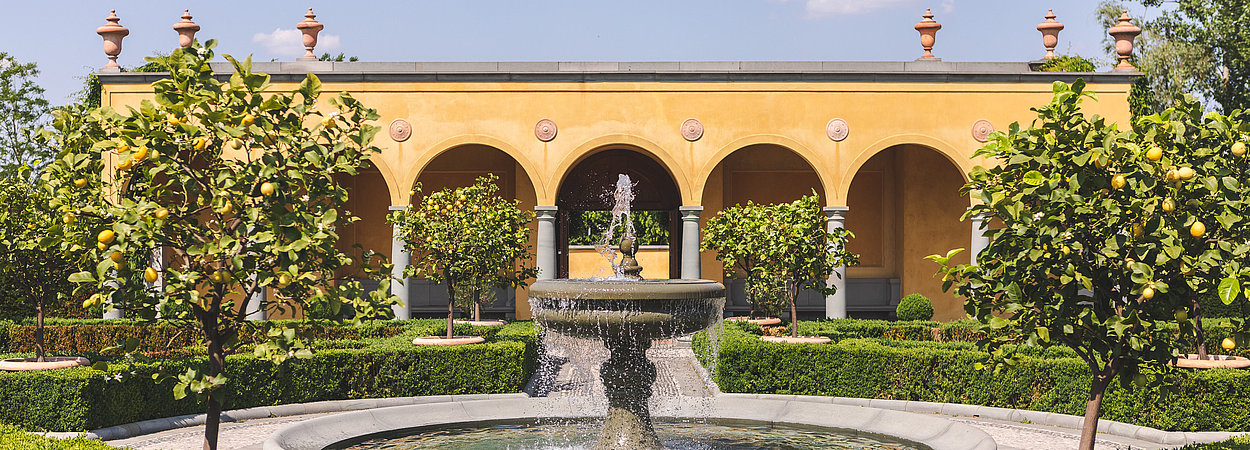 Steinerner Brunnen mit Fontäne im Italienischen Renaissancegarten der Gärten der Welt