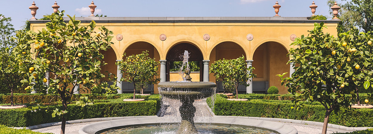 Steinerner Brunnen mit Fontäne im Italienischen Renaissancegarten der Gärten der Welt