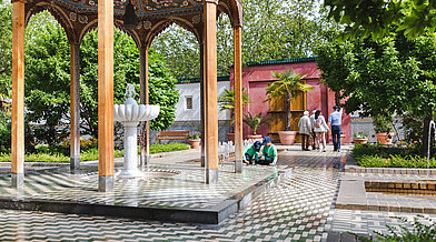Besuchergruppe mit Kindern im Innenhofe des Orientalischen Gartens in den Gärten der Welt