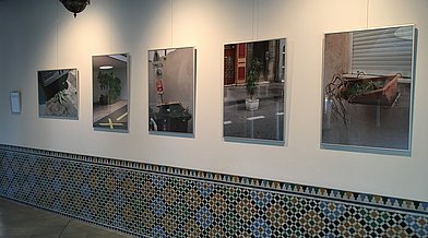 Eine Galeriewand mit Bildern der Ausstellung