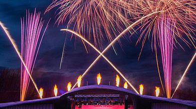 Feuerwerk am Nachthimmel über der Klassik Open Air Arena in den Gärten der Welt