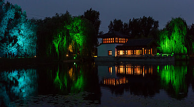 Der illuminierte Chinesische Garten während des traditionellen Mondfestes in den Gärten der Welt