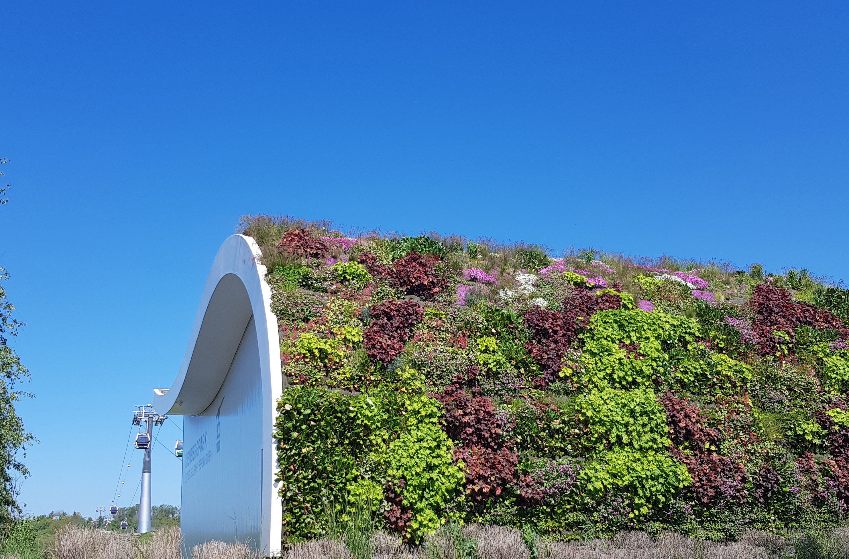 Seilbahnstation in den Gärten der Welt mit begrüntem Dach